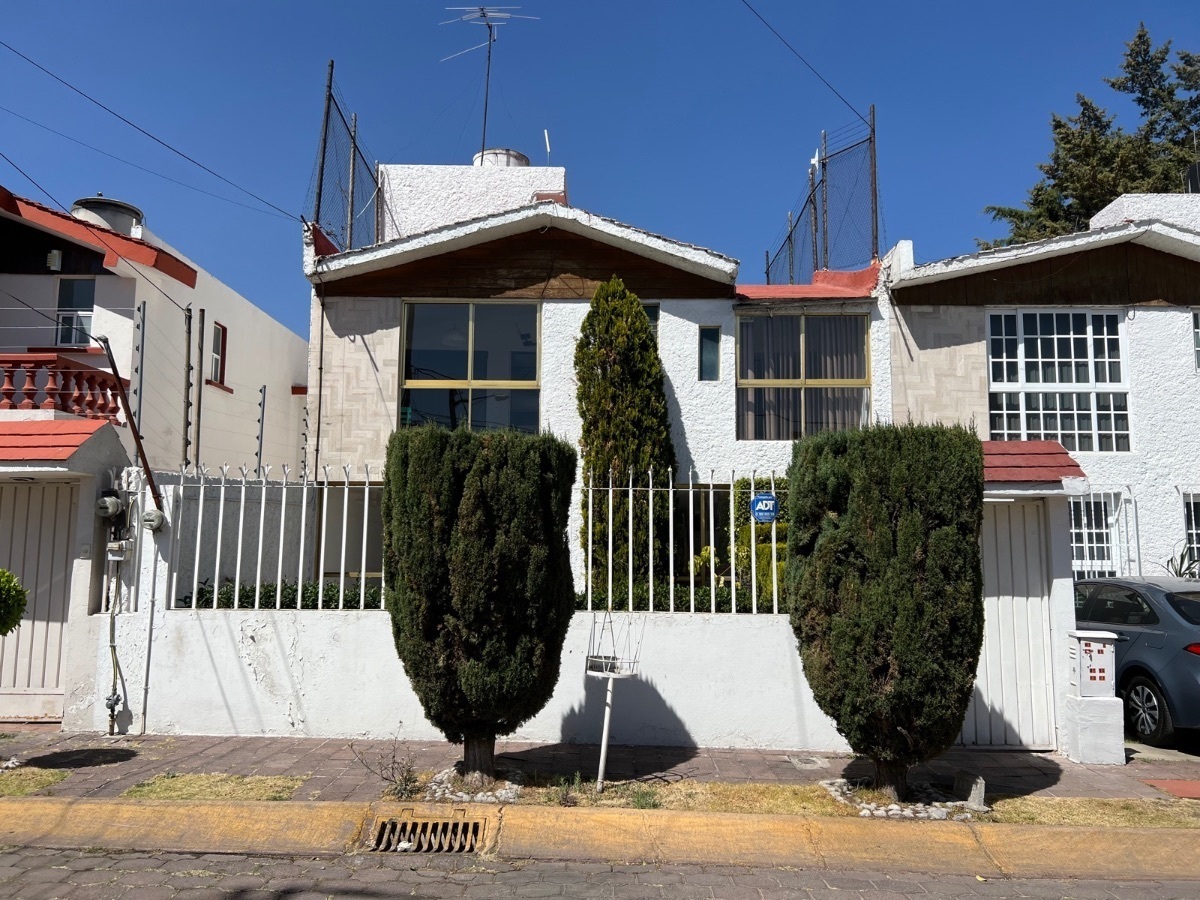 CASA EN VENTA EN LOMAS DE LAS FUENTES PARA REMODELAR