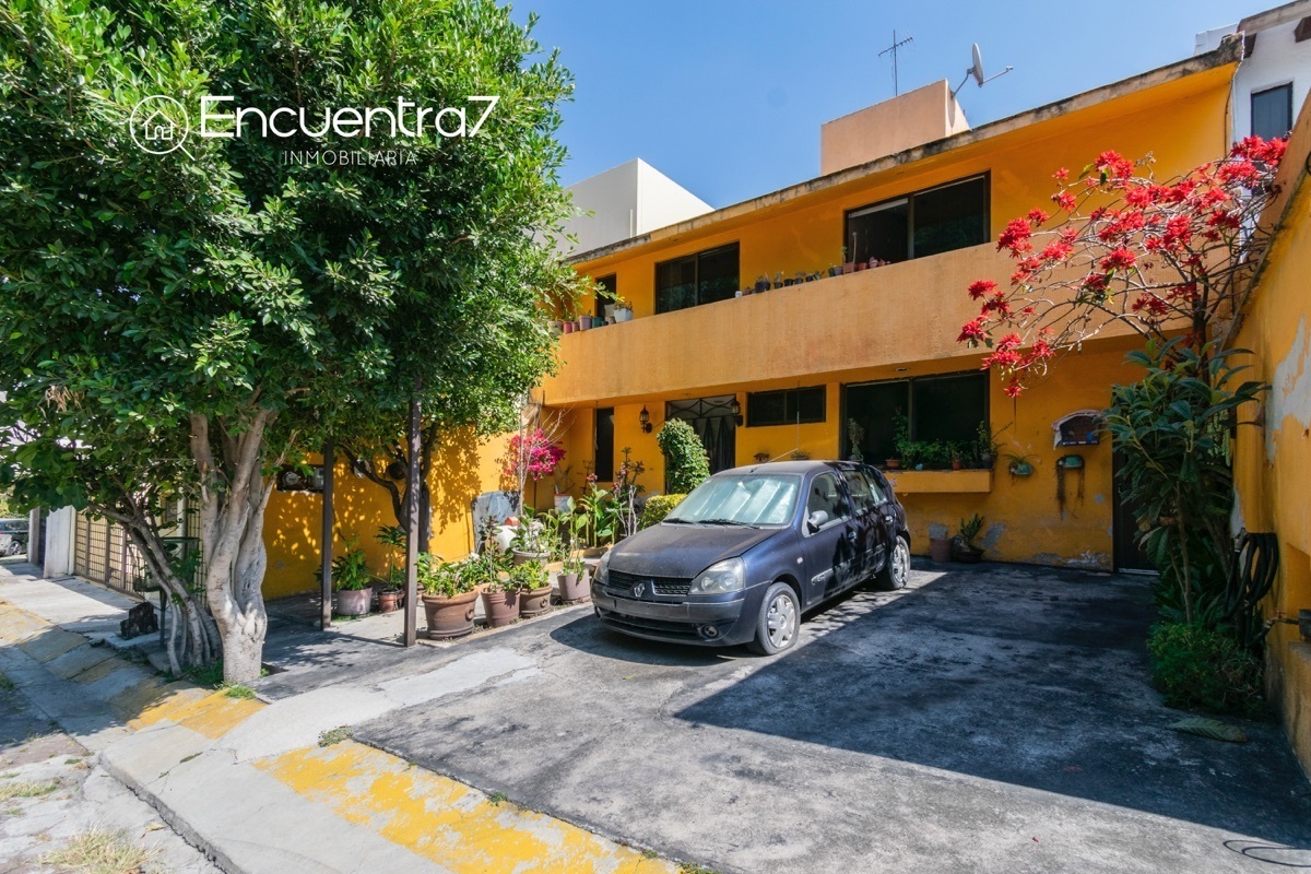 Casa en venta en Lomas de las Palmas  para remodelar