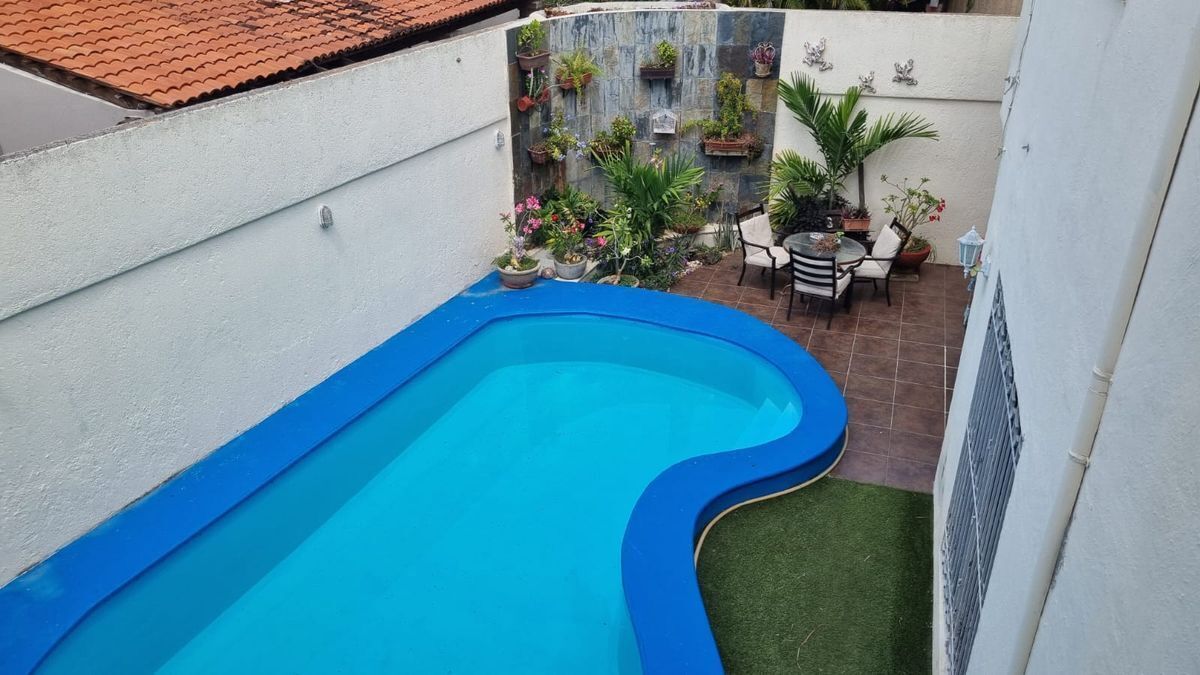 casa-en-venta-en-merida-con-piscina-5-recamaras-una-en-pb-en-fracc-la-florida19-28768