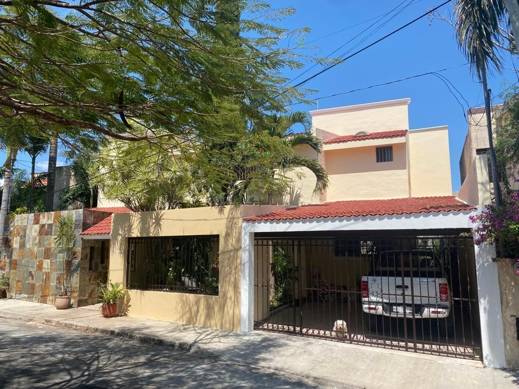 casa-en-venta-en-merida-con-piscina-5-recamaras-una-en-pb-en-fracc-la-florida2-28768