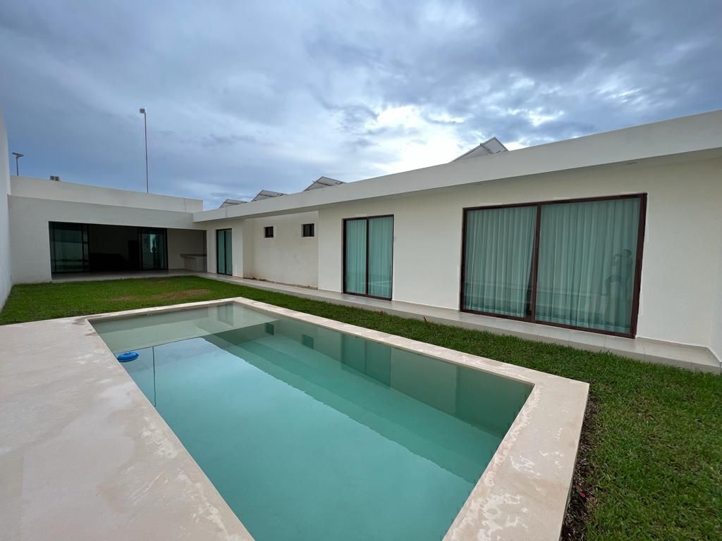 CASA EN VENTA EN MERIDA, DE UNA PLANTA, CON 3 RECAMARAS Y PISCINA