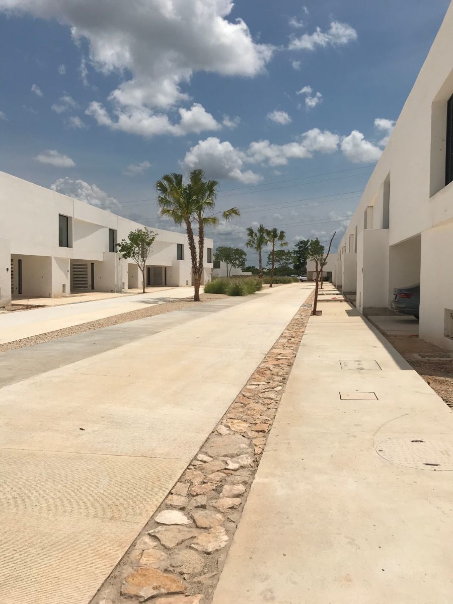 CASA EN VENTA EN MÉRIDA, PRIVADA OASIS RESIDENCIAL, MOD. 195, ENTREGA INMEDIATA