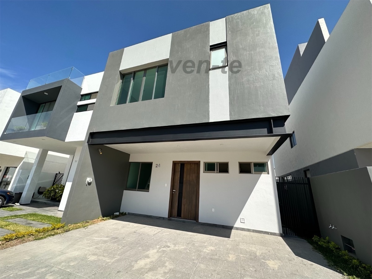 CASA EN VENTA EN PARQUES  VALLARTA PEGADA AL PARQUE