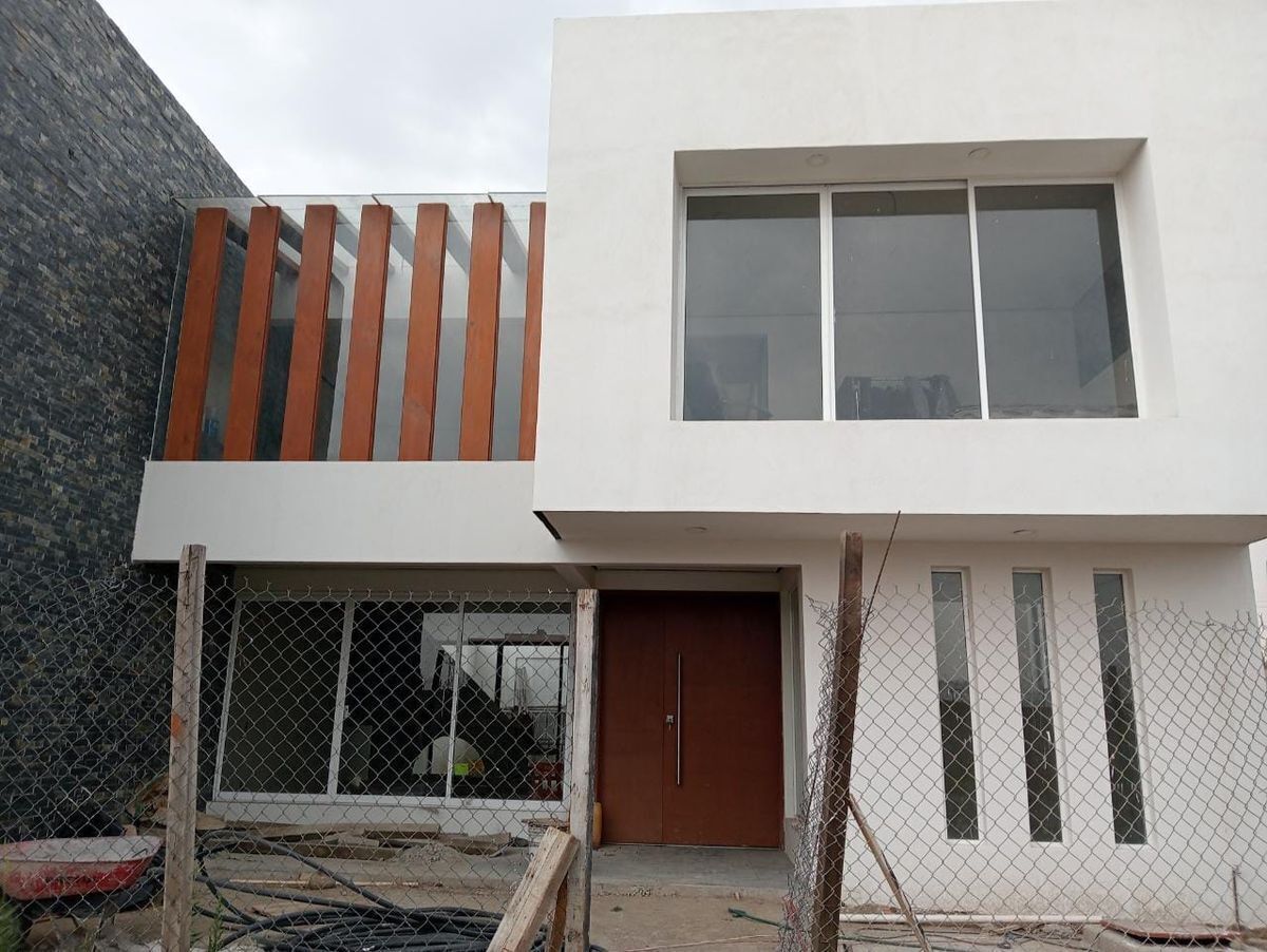 CASA EN VENTA EN PRIVADA EN COL. JARDINES DE SAN PEDRO. TOLUCA