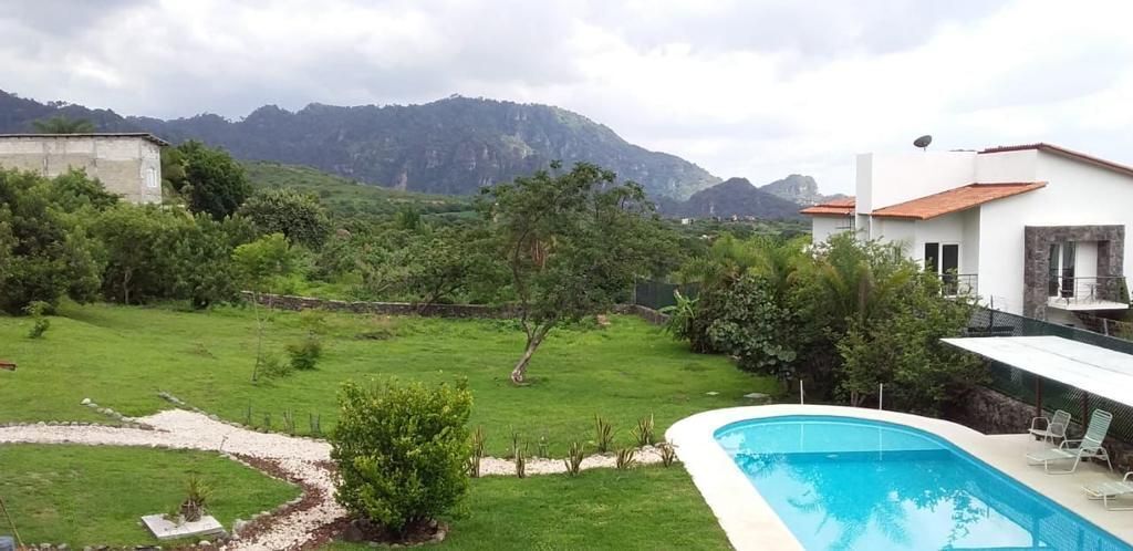 Casa en Venta en Tepoztlán con Alberca y Terreno de Mas de 6,000 m