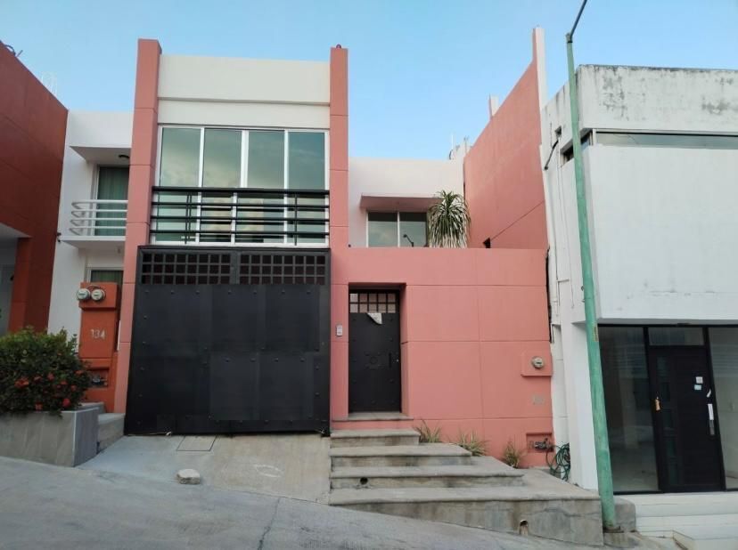 CASA EN VENTA EN ZONA PONIENTE DE LA CIUDAD