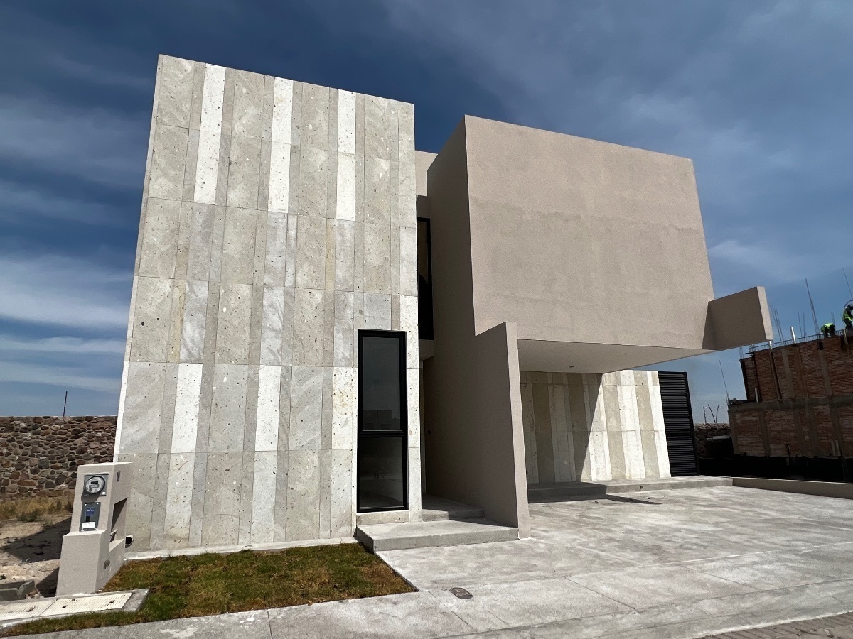 Casa en venta lomas del campanario norte, 4 habitaciones