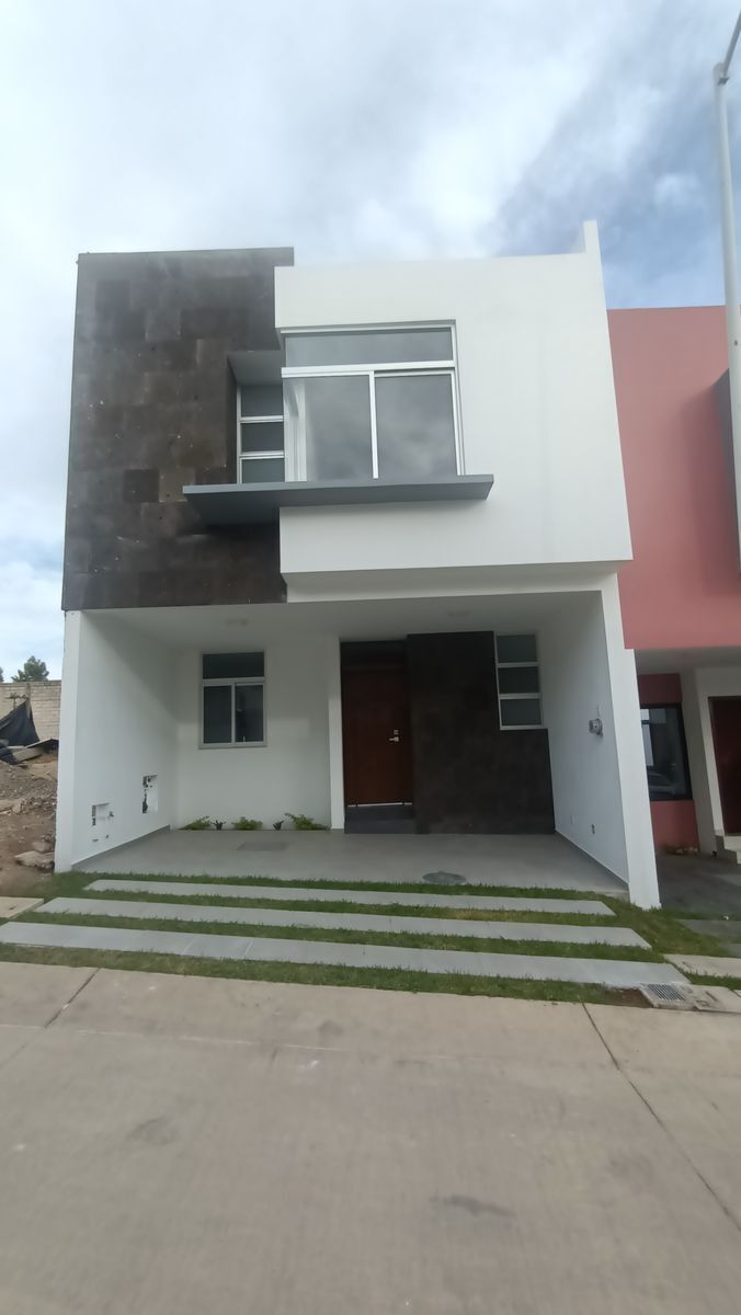 Casa en venta Madeiras Residencial Zapopan. Coto Parota.  Con Roof garden.