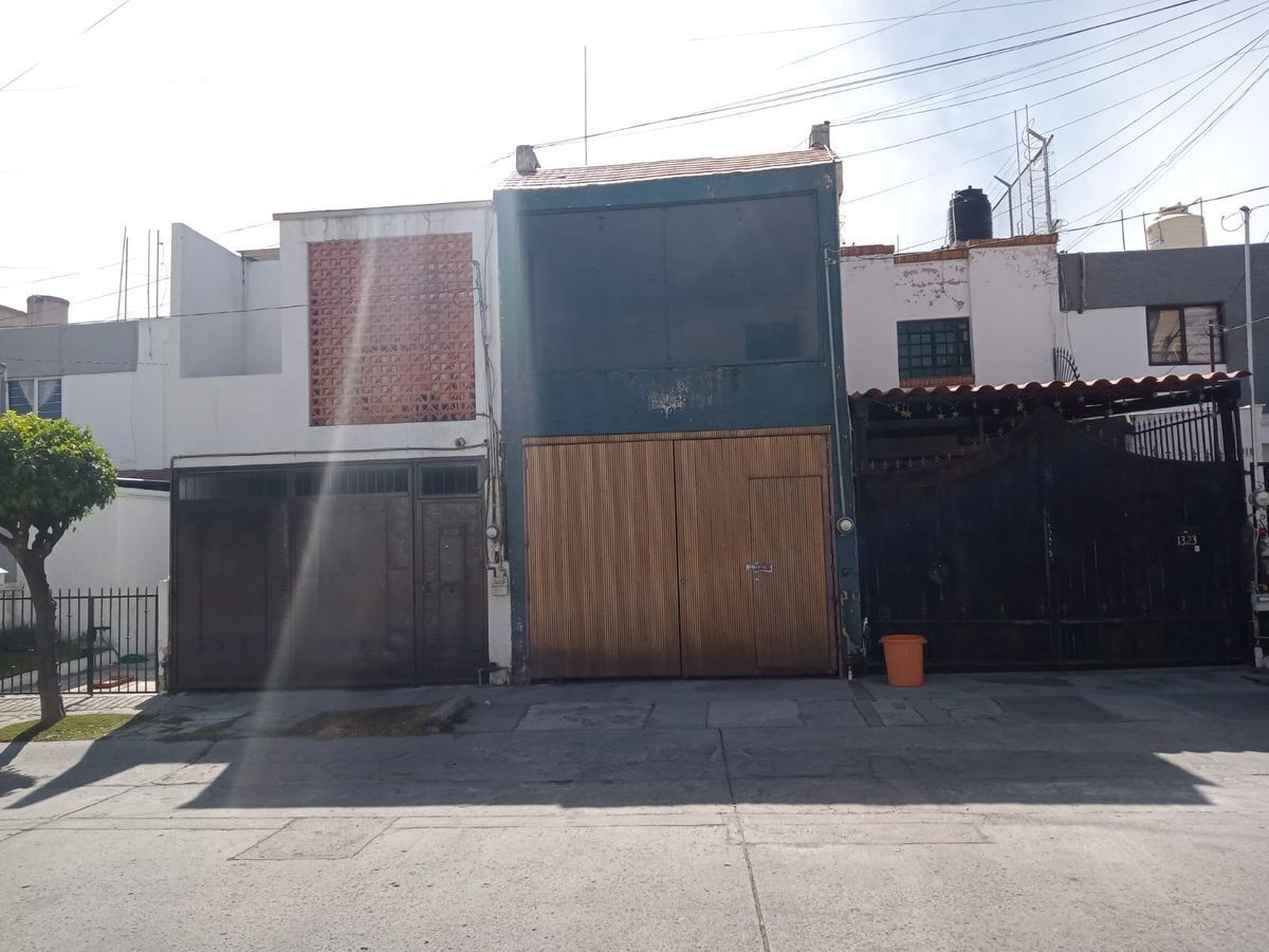 CASA EN VENTA PARA REMODELAR EN PASEOS DEL SOL.  ZAPOPAN JALISCO.