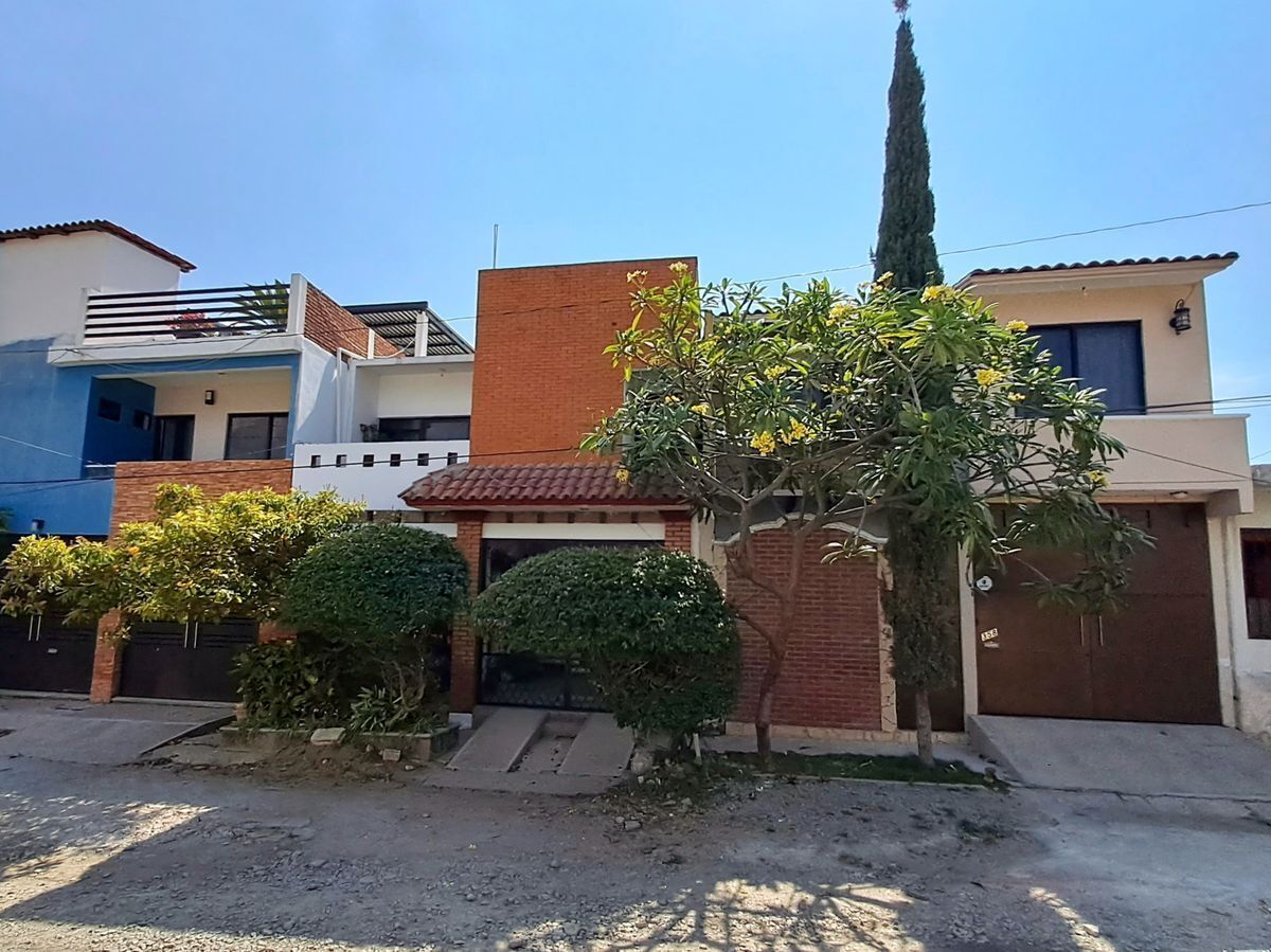 casa-en-venta-por--plaza-mbar-y-zona-de-hospitales2-28205