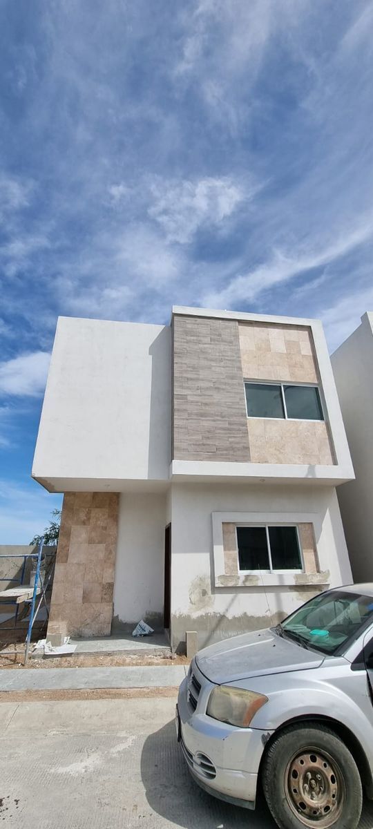 Casa en Venta Residencial Modelo Valenciana Los Naranjos (cerca del Calandrio)