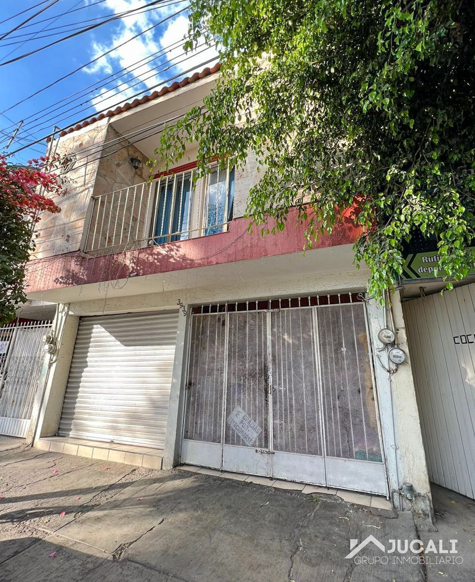 Casa en venta sobre avenida en la colonia Oblatos, Guadalajara, Jal.