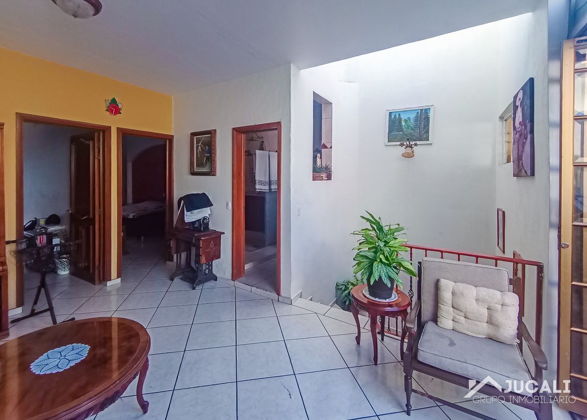 casa-en-venta-sobre-avenida-en-la-colonia-oblatos-guadalajara-jal13-21857