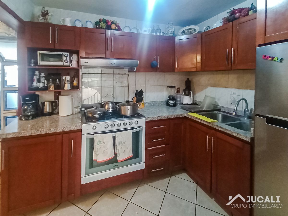 casa-en-venta-sobre-avenida-en-la-colonia-oblatos-guadalajara-jal6-21857