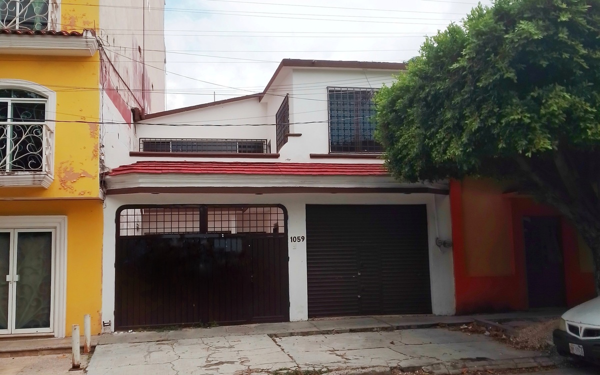 Casa en venta tipo duplex con local comercial por 5 de Mayo