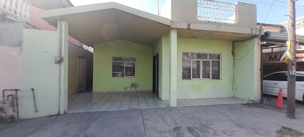 Casa en zona comercial en Apodaca