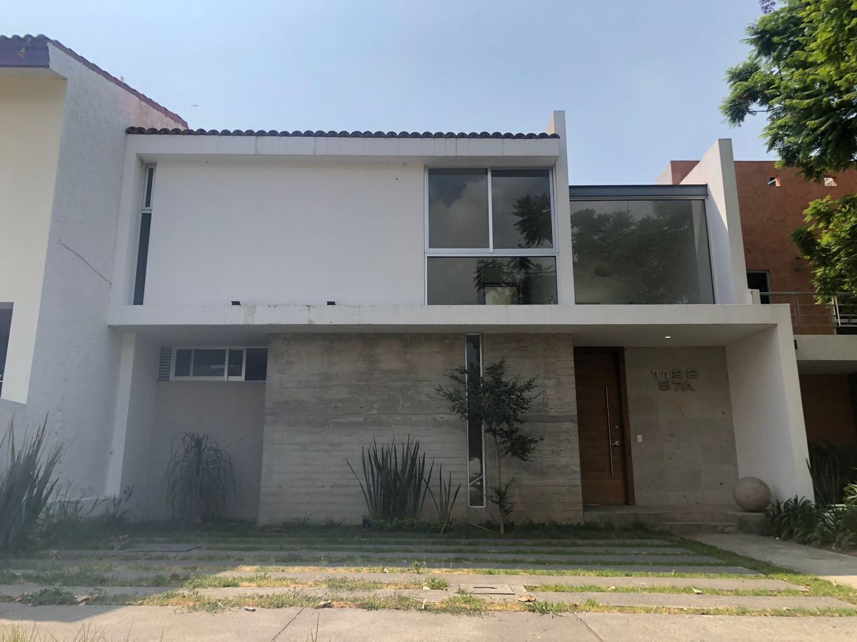 CASA NUEVA CON 4 HABITACIONES EN RENTA