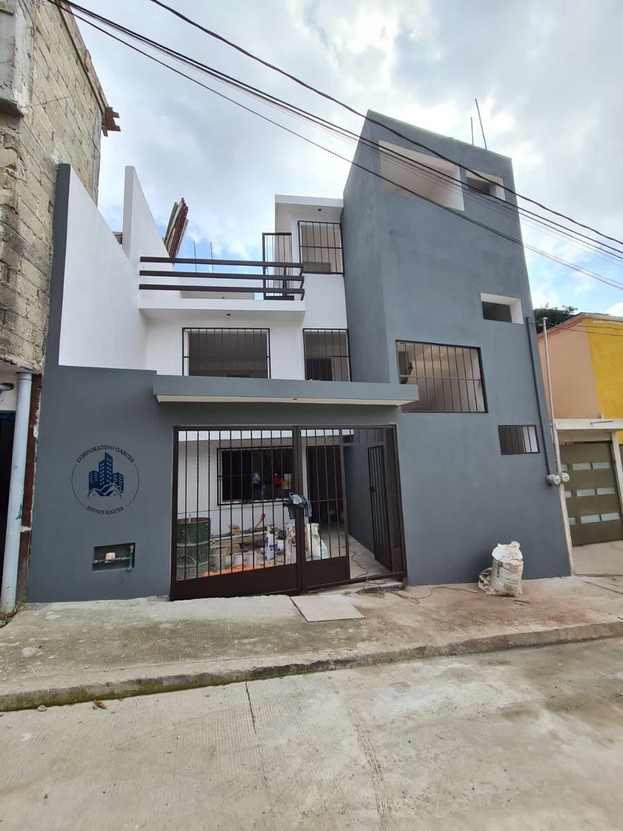 Casa nueva construida en 3 niveles.