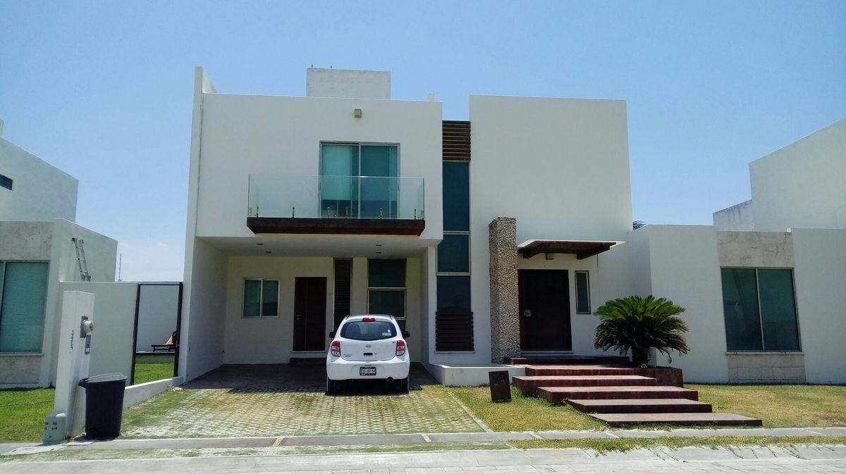 CASA RESIDENCIAL EN RENTA, ALBERCA, ACCESO A LA PLAYA. CARMEN, CAMPECHE.