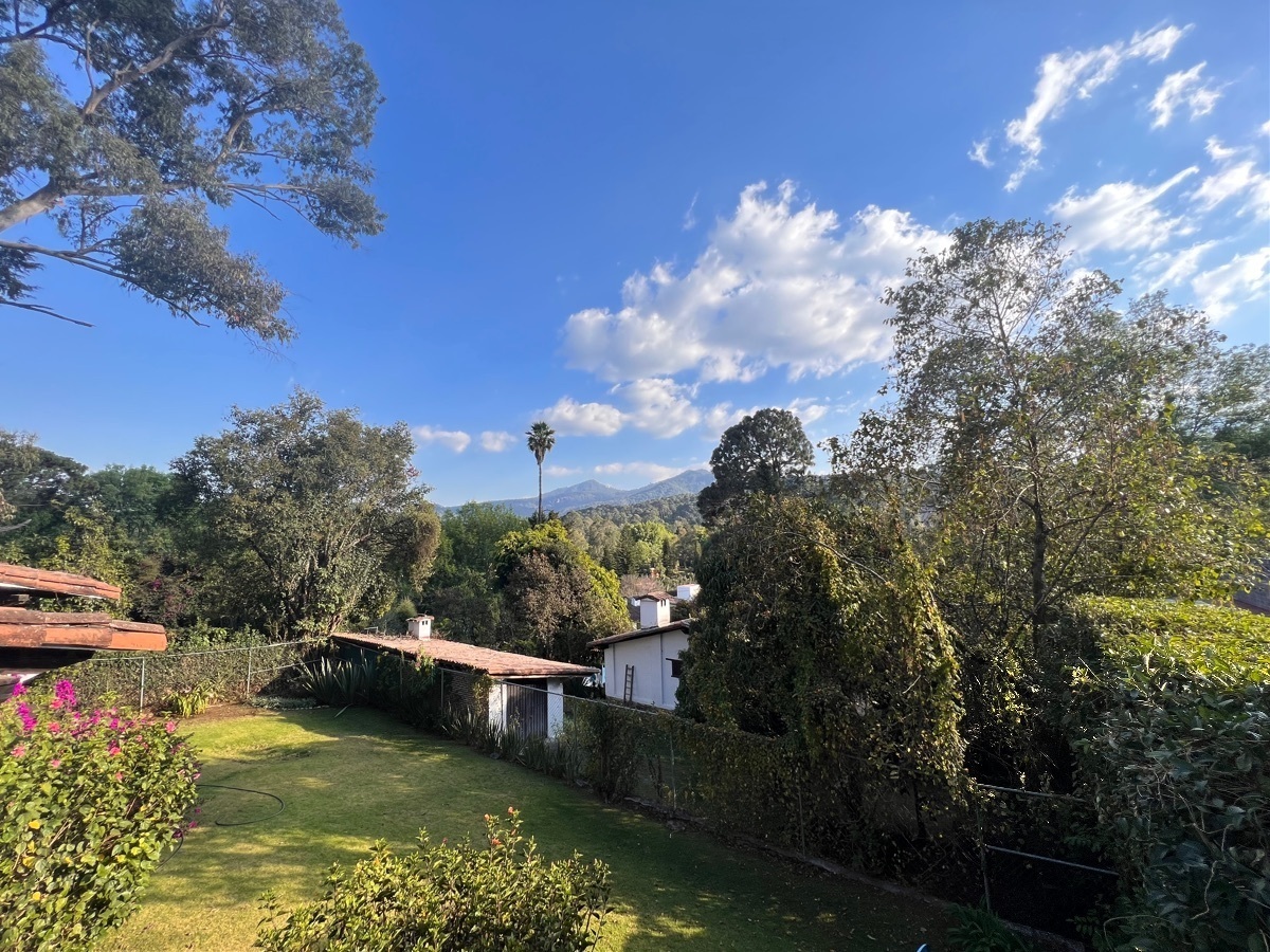 Casa rústica en Club de Golf Avándaro, con espectacular vista y hermoso jardín