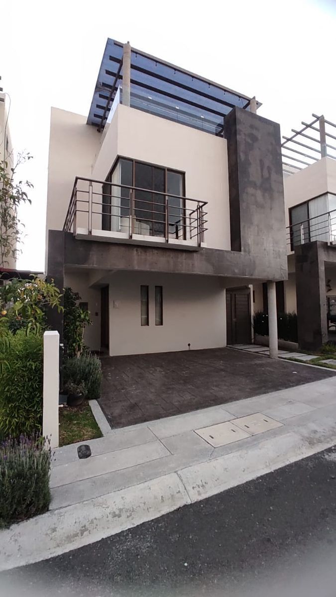 CASA VENTA  O RENTA EN RESIDENCIAL MIRADOR  EL MARQUES