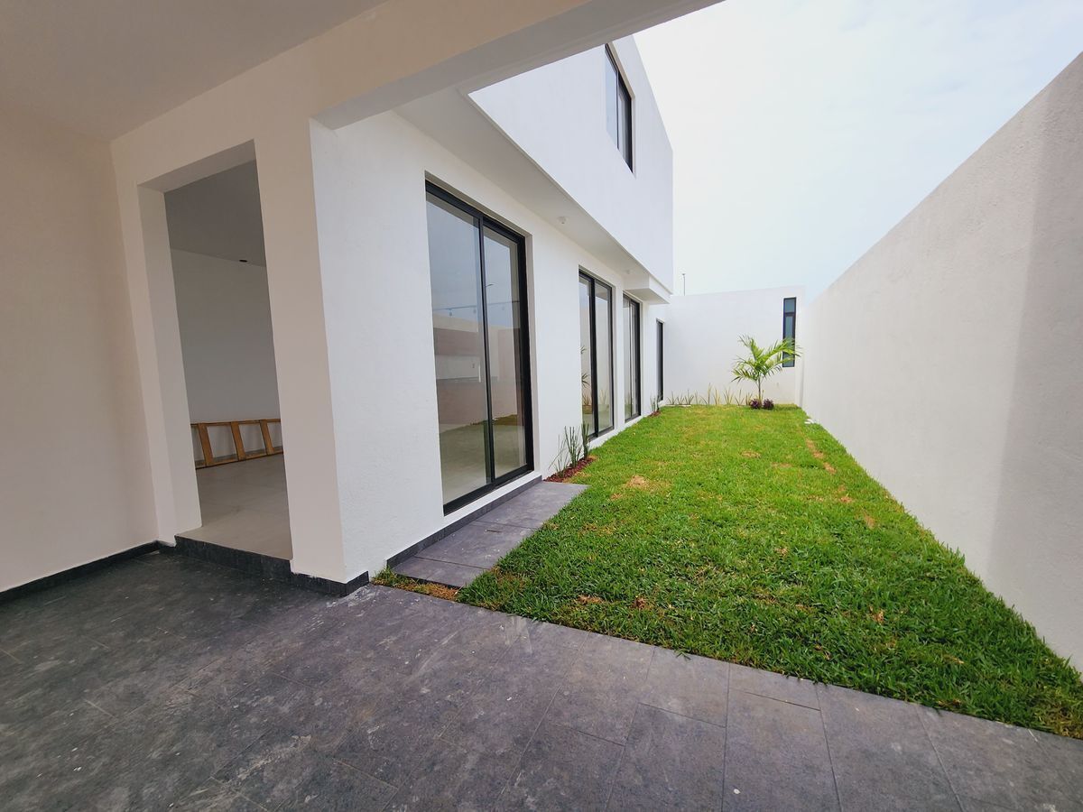 casa-venta-con-recamara-en-planta-baja-amplio-jardin-fracc-lomas-de-la-rioja2-30991