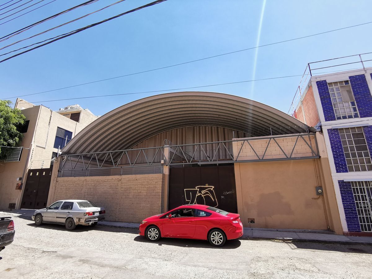 Céntrica bodega en renta. Zona UAQ