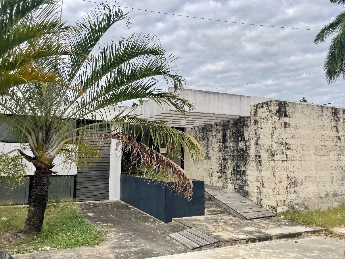 Edificio de una sola planta para oficinas, a una cuadra de Prolongación Montejo