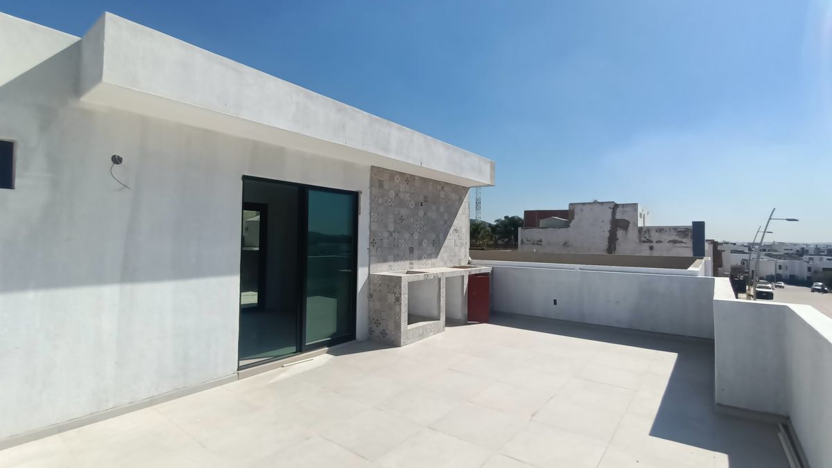 en-venta-casa-con-roof-garden--en-capital-norte-junto-a-valle-imperial-zapopan20-24167