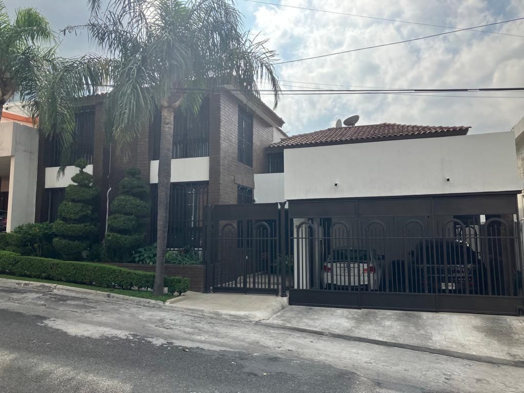 Residencia en Venta Contry La Silla 5to Sector, Recién Remodelada