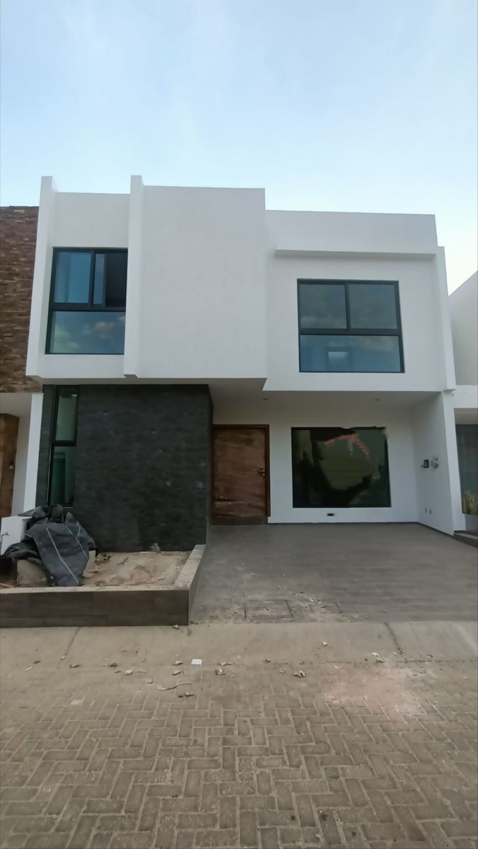 En venta Casa en coto Los Almendros Residencial. A 15 min de zona Andares.