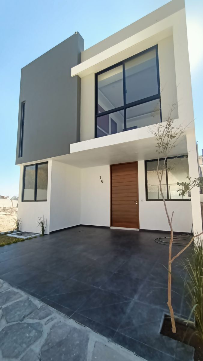 En venta Casa Valle imperial nueva con 4 habitaciones y roof garden.