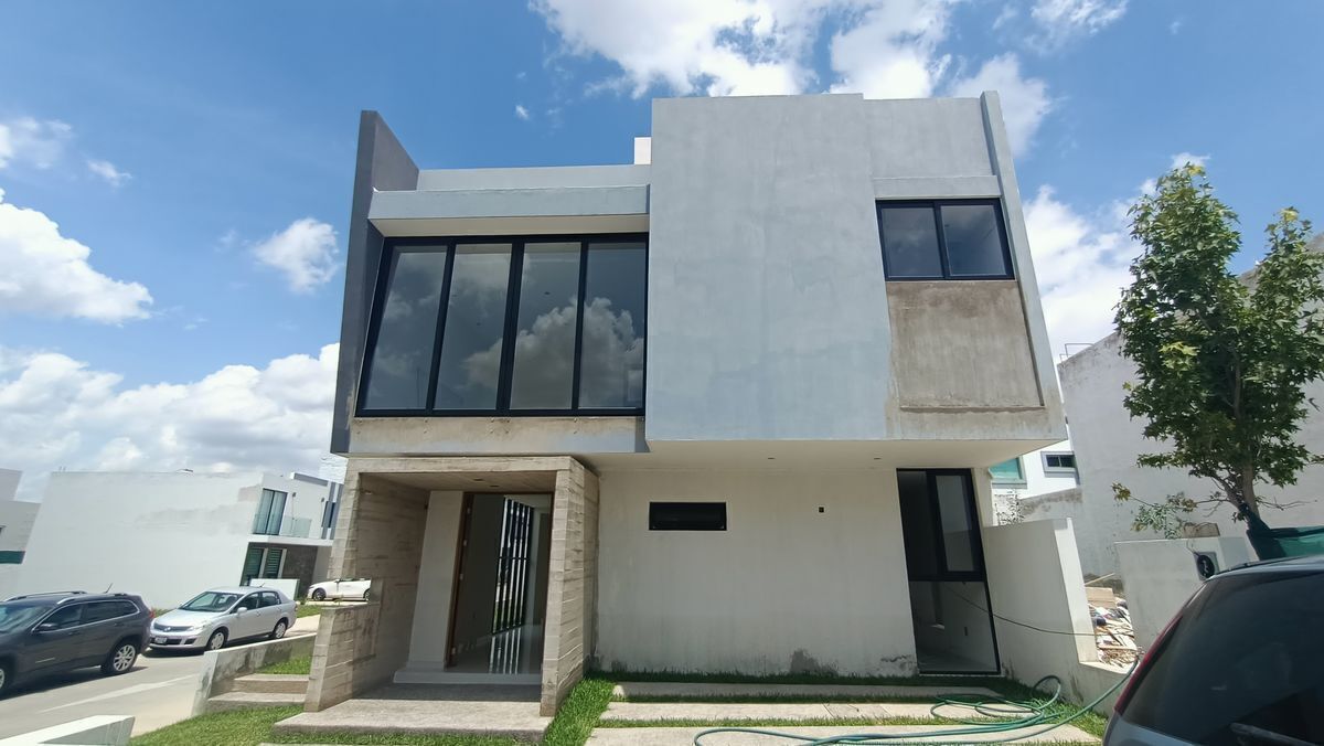 En Venta hermosa casa en esquina. Valle imperial coto maya. con roof garden.