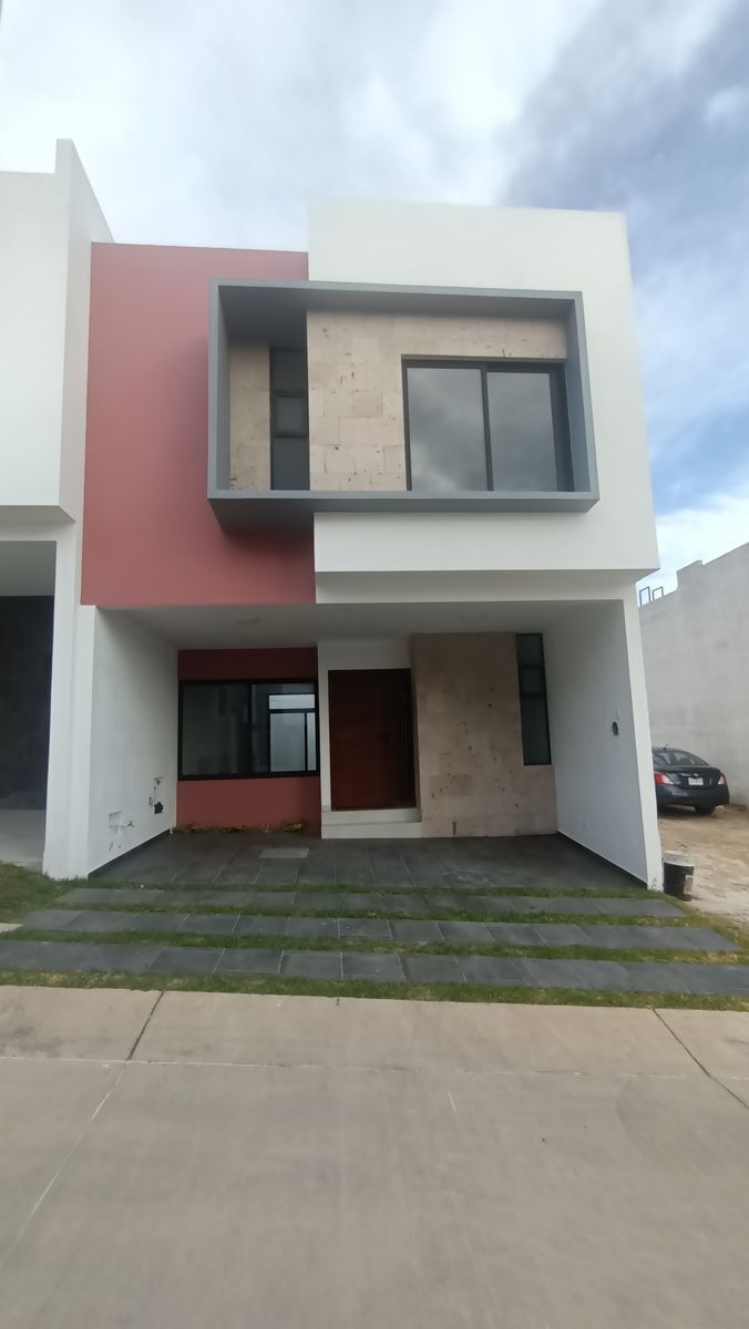 EN VENTA MADEIRAS COTO PAROTA. HERMOSA CASA CON ROOF GARDEN. COTO PEQUEÑO