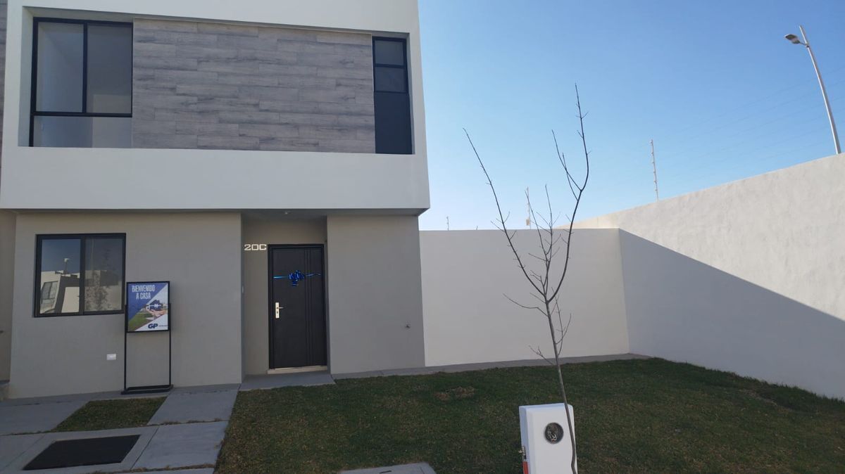 ESTRENA casa con jardín excedente y recamara en planta baja