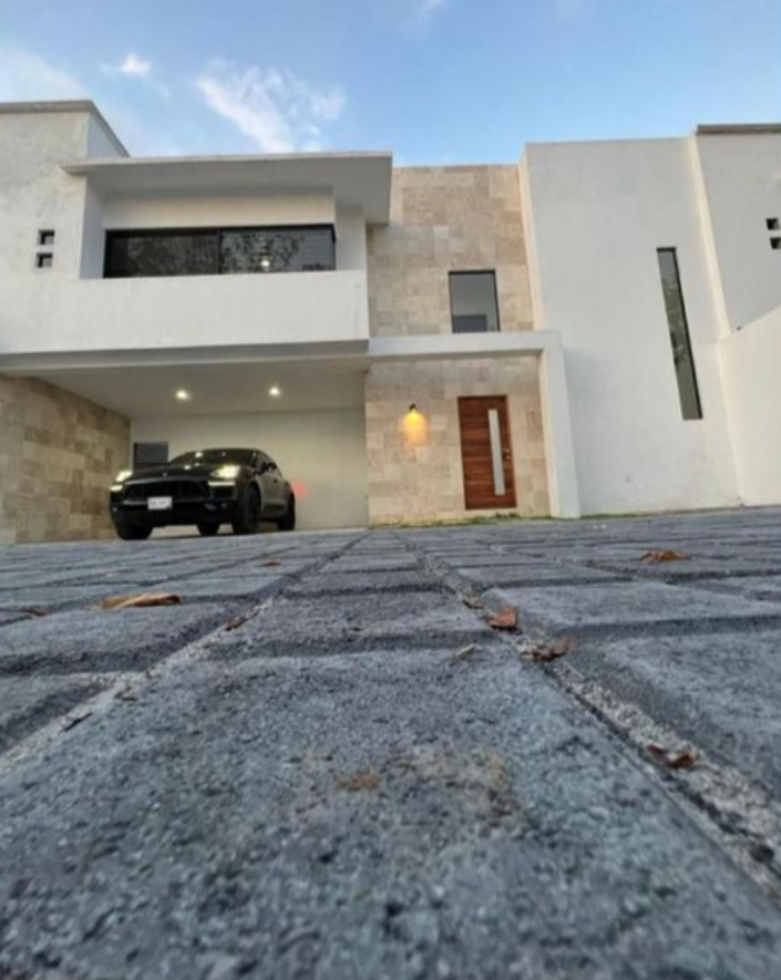 Estrena Moderna Casa con Alberca Privada