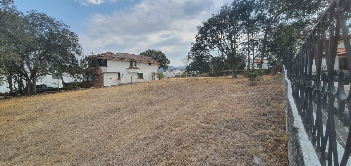 Excelente terreno plano y limpio en Hacienda de Valle Escondido