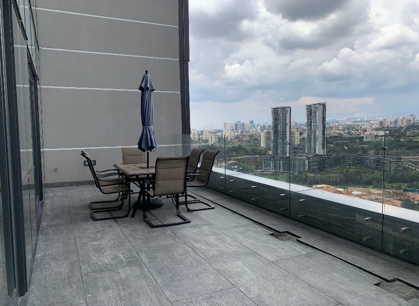 Extraordinario departamento en Bosque Real con doble terraza