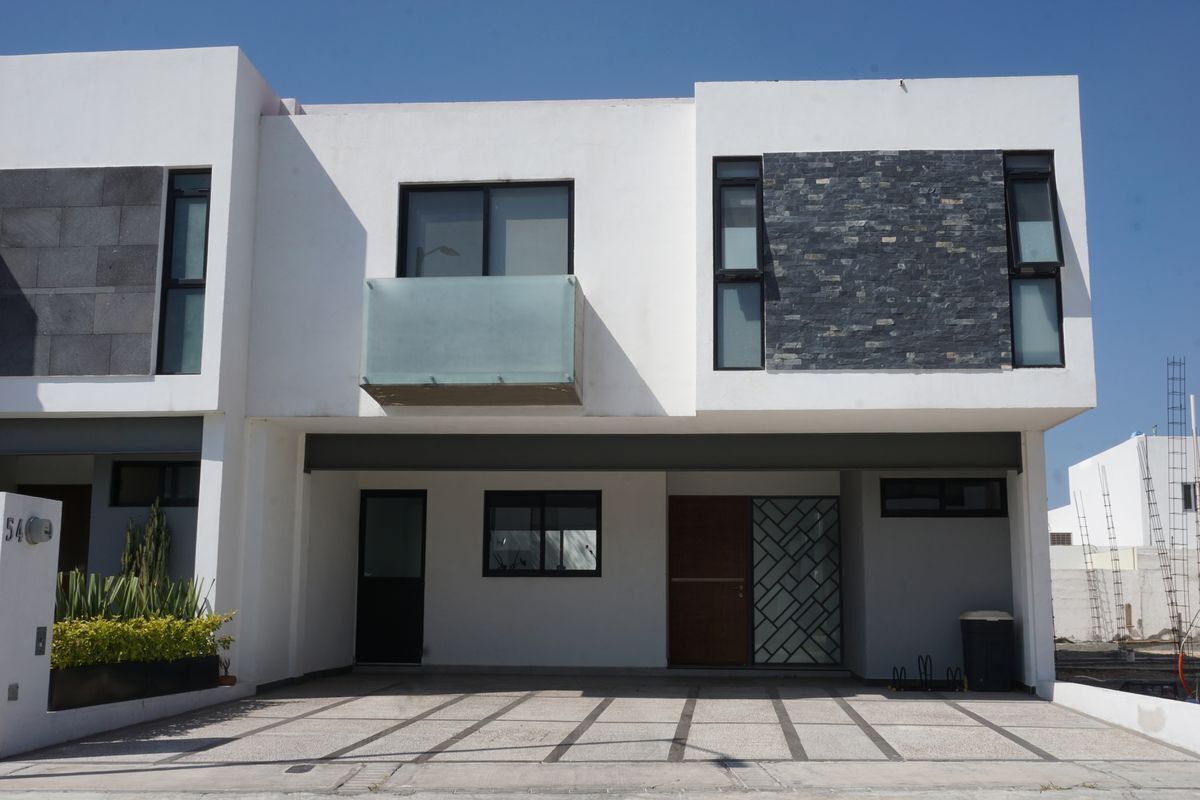 HERMOSA CASA CON JARDIN Y TERRAZA EN CORREGIDORA