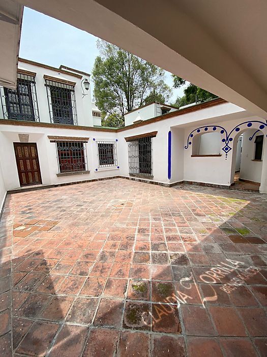 HERMOSA CASA CON VIGILANCIA, EN EL CENTRO HISTÓRICO DE COYOACÁN