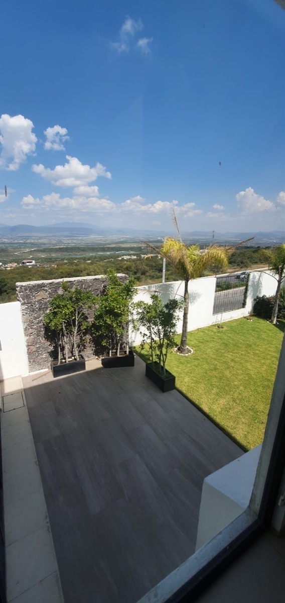 Hermosa casa con vista al lago y campo de golf  de zibata