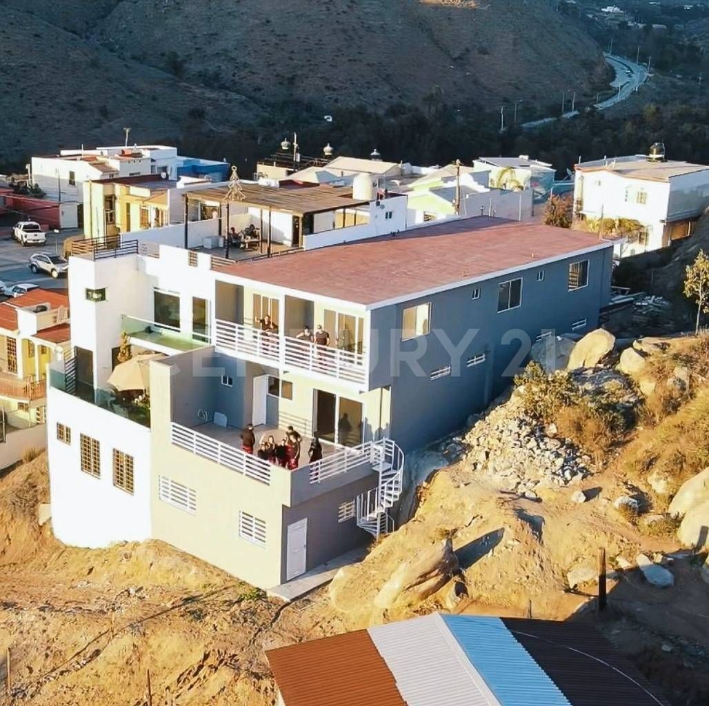 HERMOSA CASA EN VENTA CON VISTA AL PUERTO DE ENSENADA