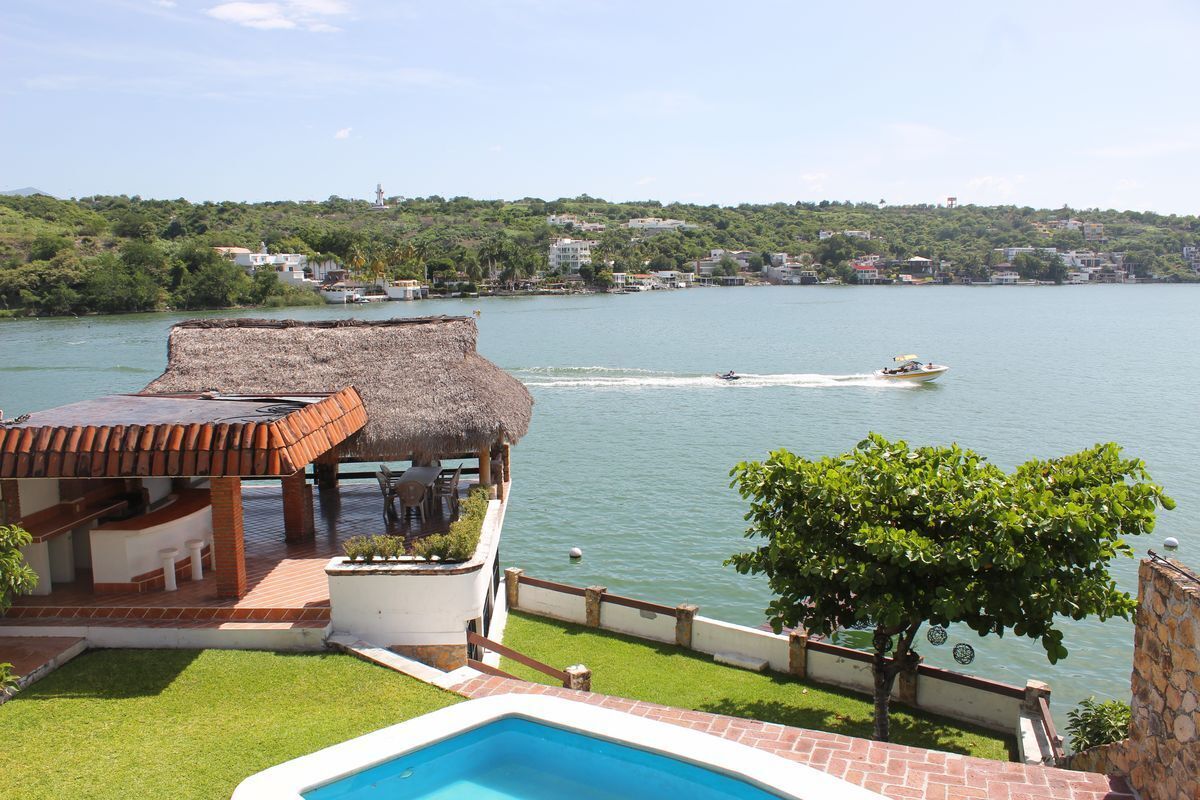 HERMOSA CASA REMODELADA  A ORILLA DEL LAGO