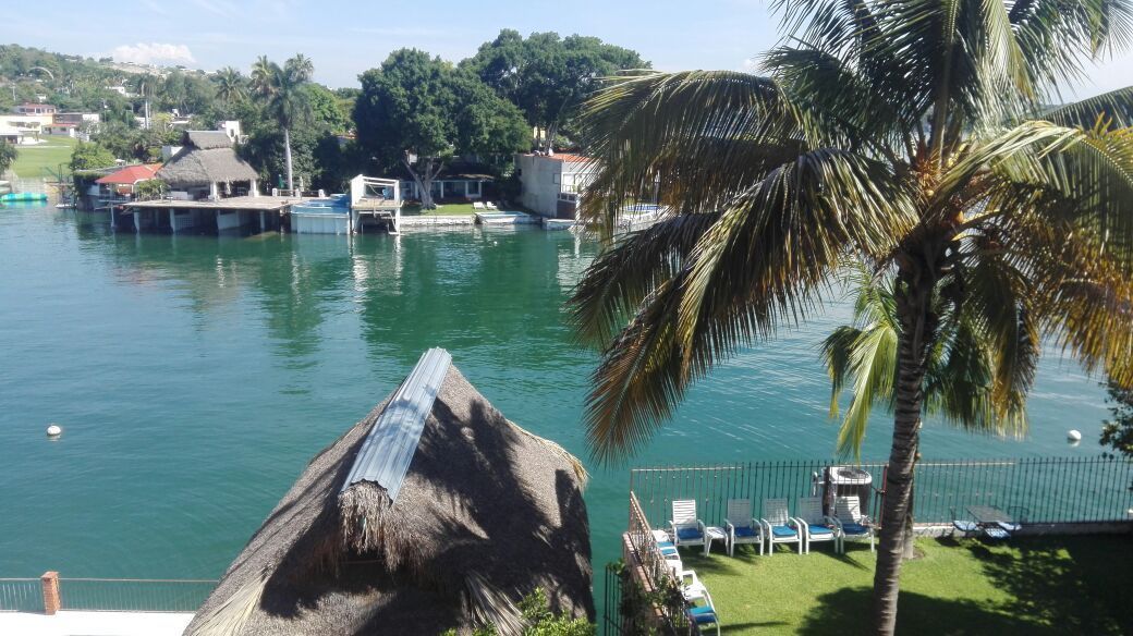 HERMOSA RESIDENCIA A ORILLA DEL LAGO DE TEQUESQUITENGO