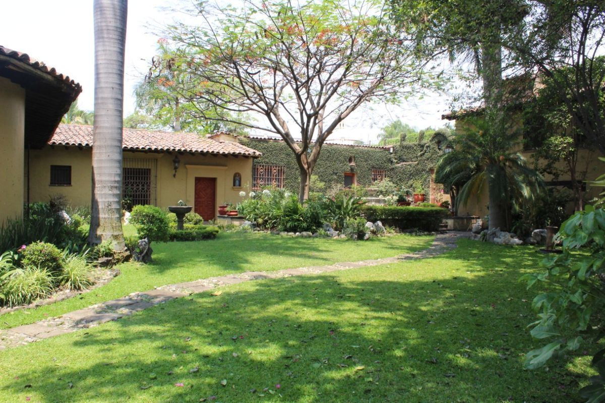 HERMOSA RESIDENCIA ESTILO CUERNAVACA, DE UNA SOLA PLANTA, AMUEBLADA