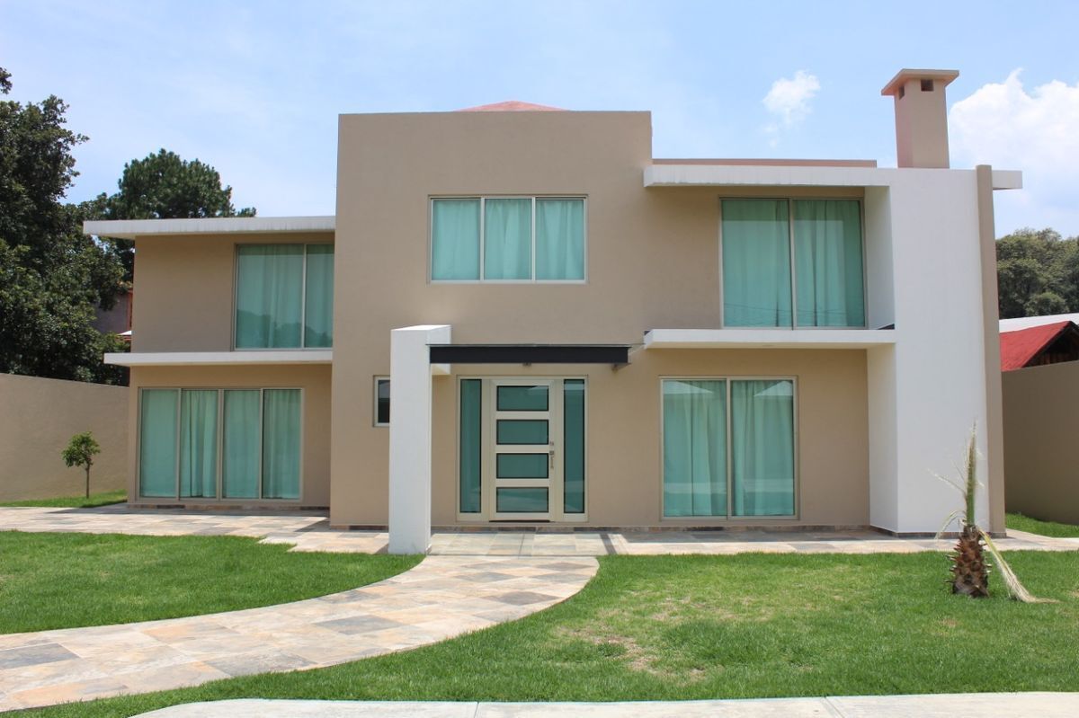 HERMOSA RESIDENCIA NUEVA EN EL NORTE DE MORELOS, ZONA ARBOLADA