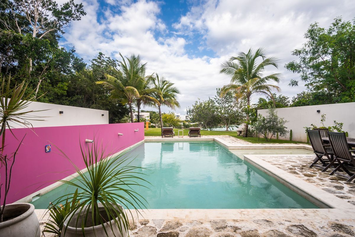 Hermosa villa estilo Mediterraneo con vista al lago