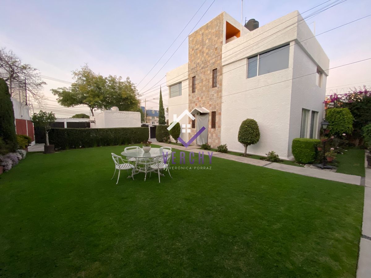 Las Águilas, Linda Casa en Condominio en Venta