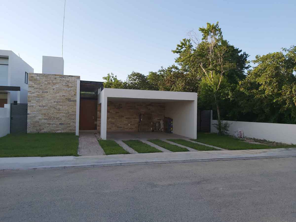 Linda casa de una planta en privada La Rejoyada en Renta