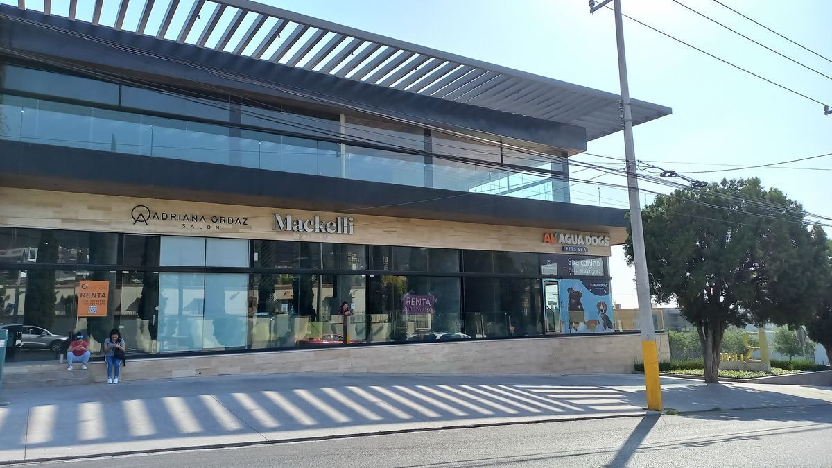 LOCAL COMERCIAL EN PLAZA LR902 EN CUMBRES